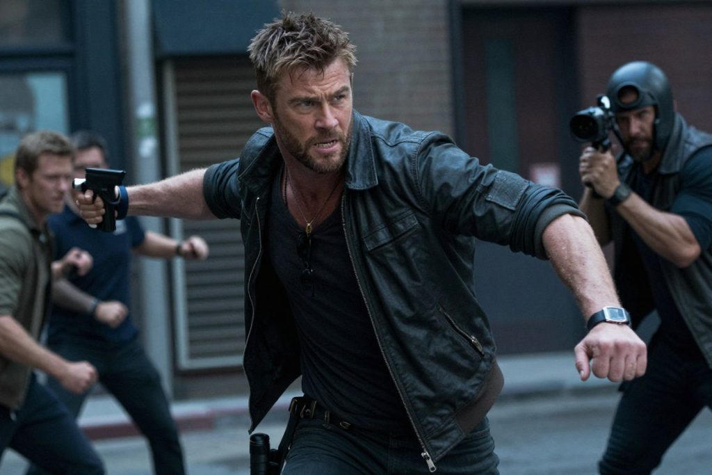 كريس هيمزوورث في مشهد قتالي من فيلم Extraction